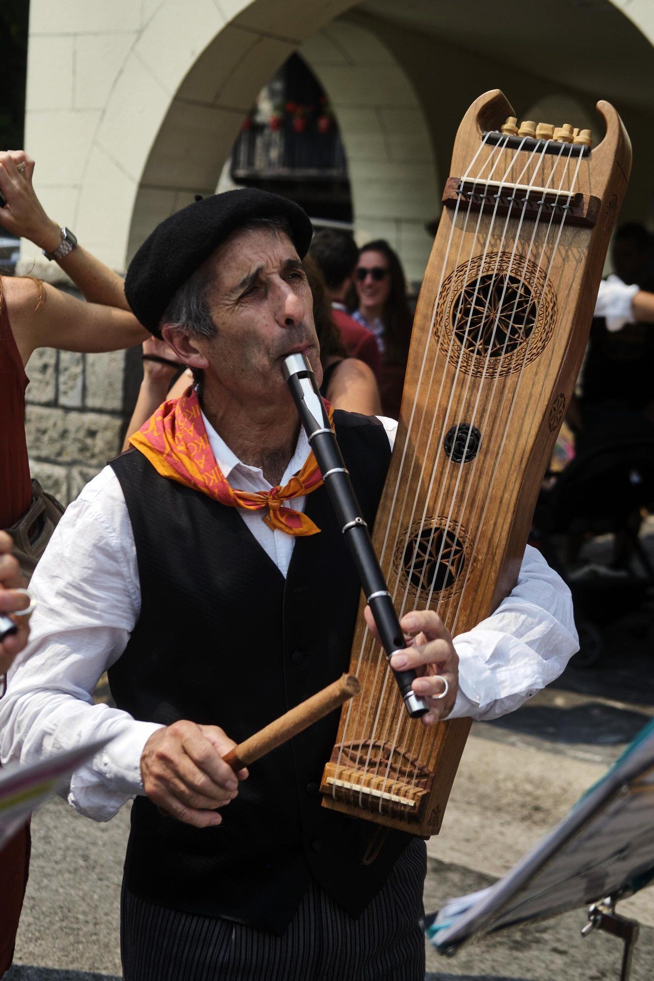 Fotos del tradicional baile de la bandera en fiestas de Roncal 2025