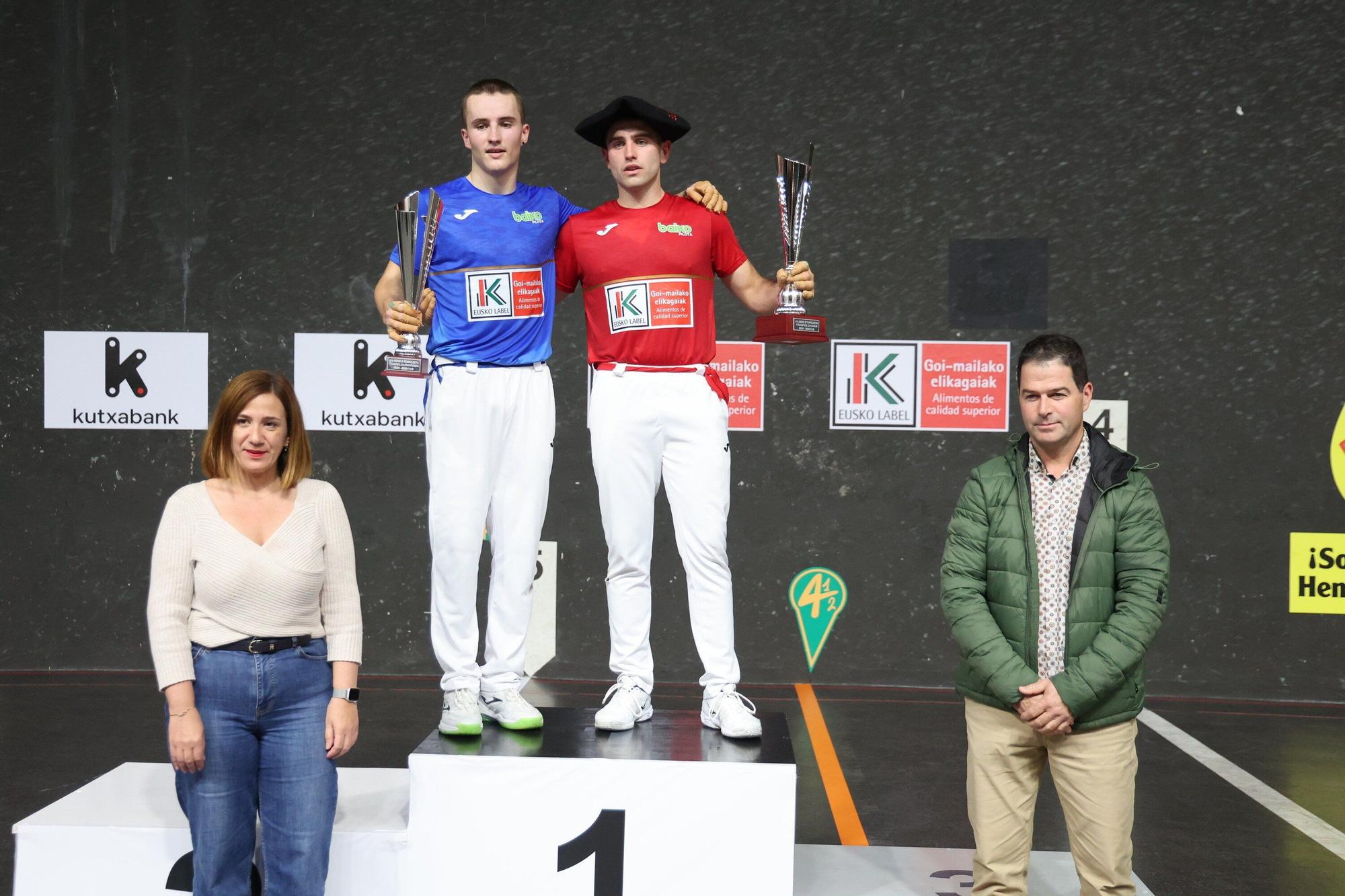 Beñat Senar, campeón del Cuatro y Medio Serie B después de derrotar a Unai Amiano en el frontón Uranzu de Irun.