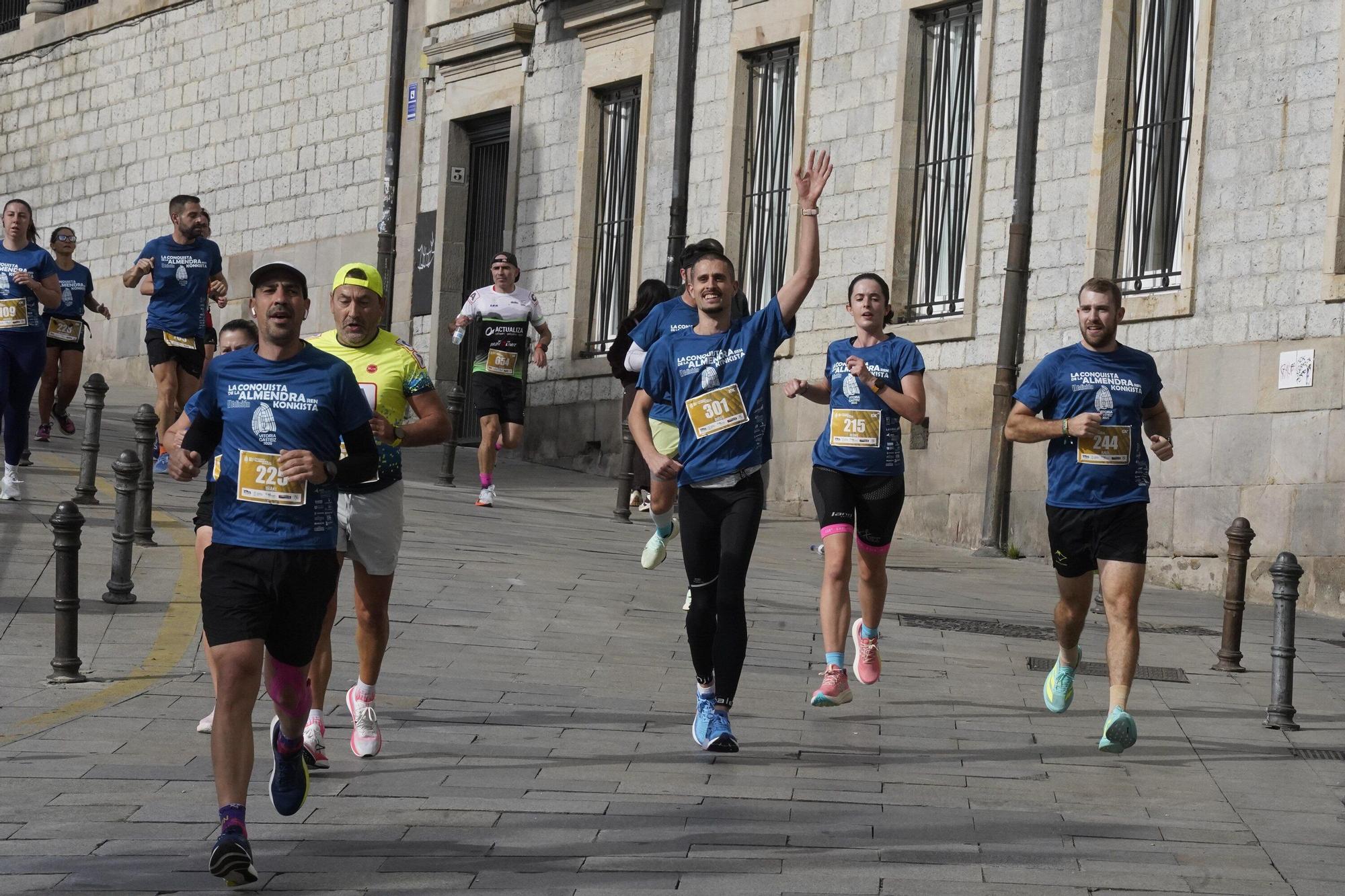 En imágenes: Miles de personas conquistan la Almendra de Gasteiz