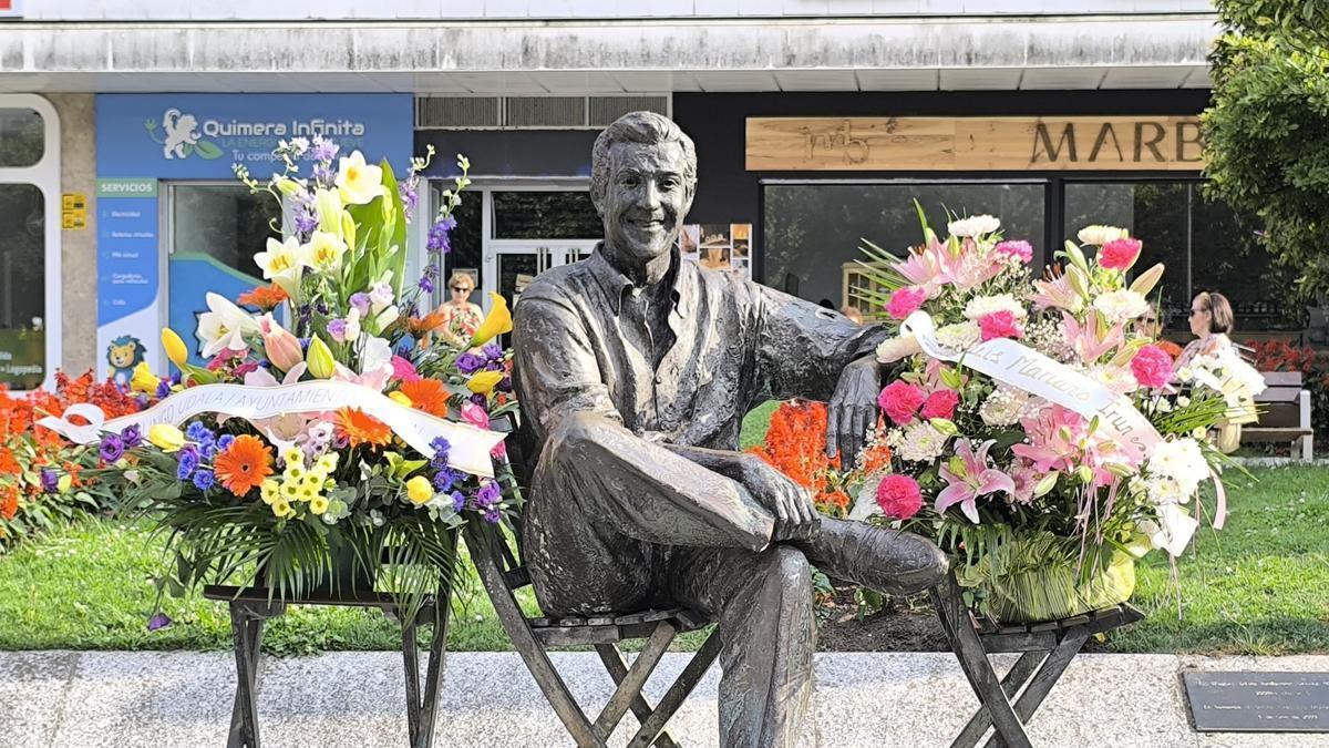 Estatua de Luis Mariano en Irun tras el homenaje / Unai Macias