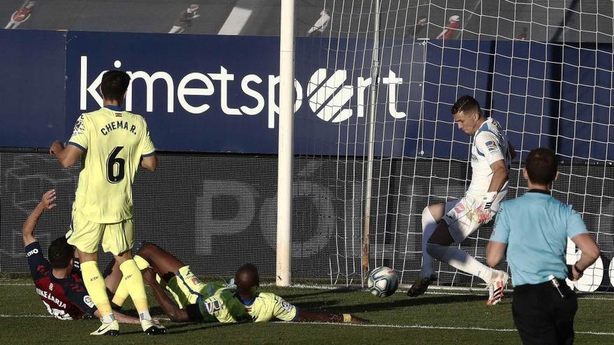 David Soria saca el balón bajo palos a tiro de Barja