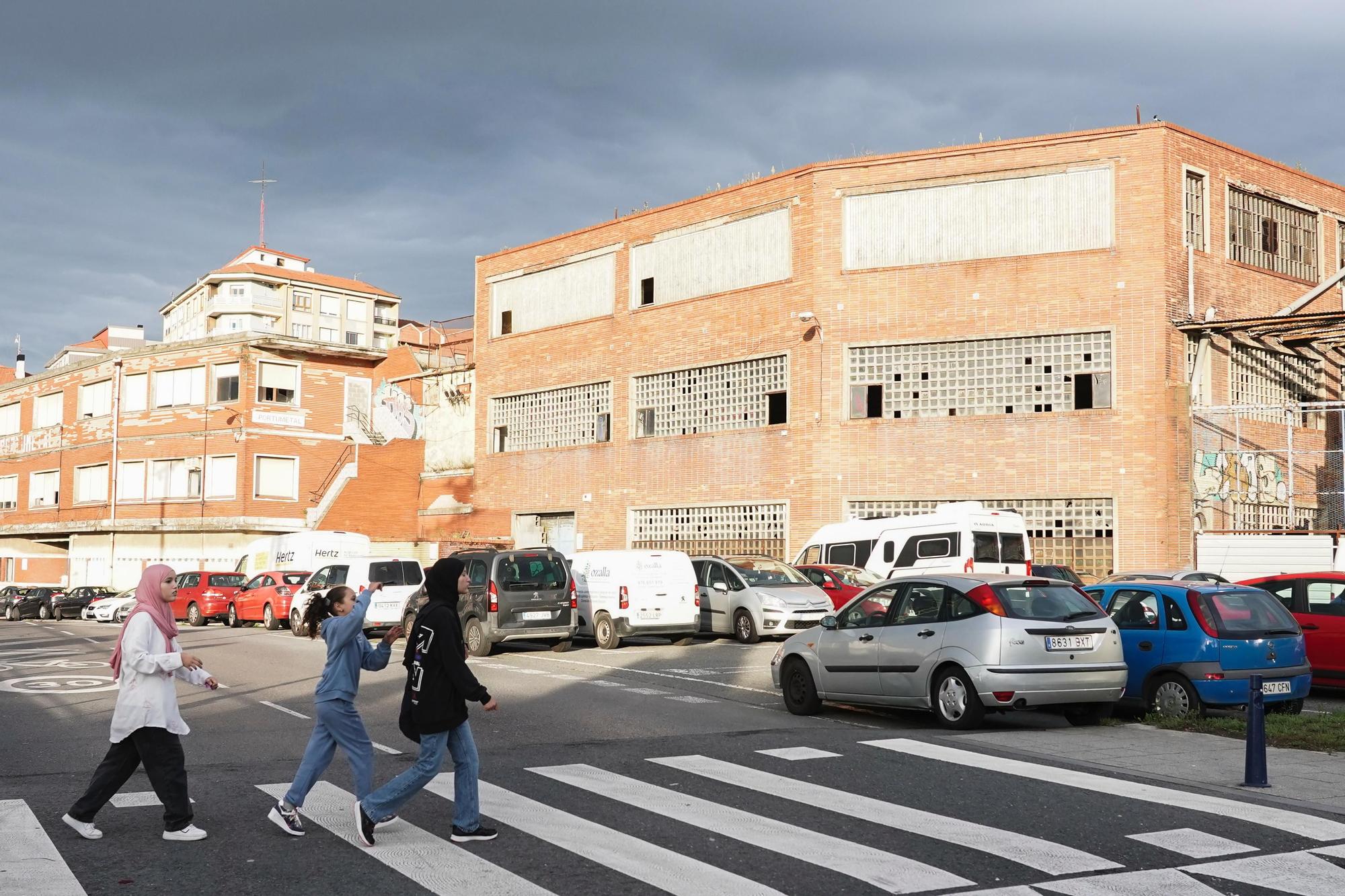 En imágenes: desalojan una fábrica abandonada de Portugalete