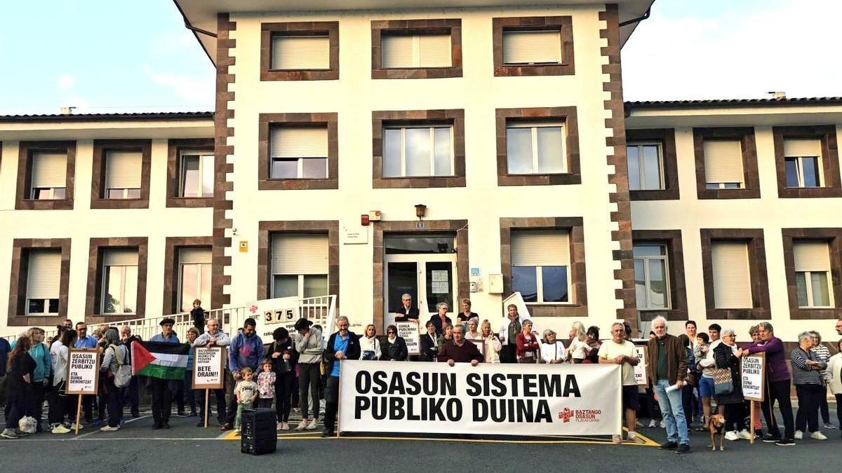 Un centenar de personas acudió a la protesta.