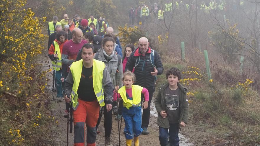 Protesta bajo la niebla contra el parque eólico de Basalgo