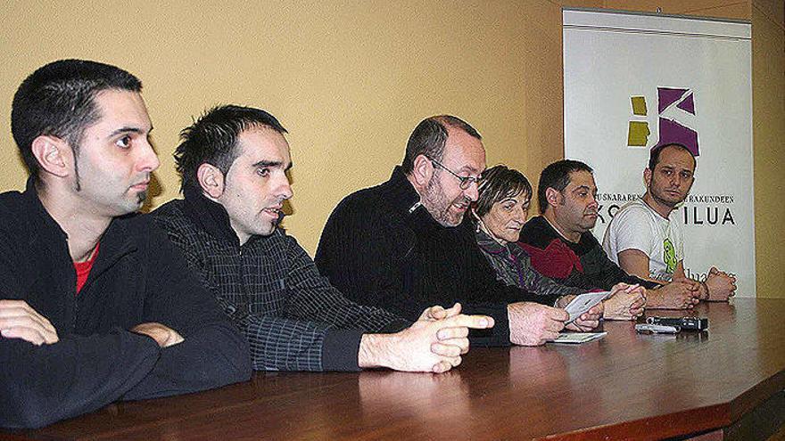 Nestor Esteban (EHE), Helios del Santo (AEK), Koldo Lasa (Kontseilua), Sagrario Aleman (IKA), Oskar Zapata (Topagunea) y Nestor Martínez (Sortzen-Ikasbatuaz), ayer.