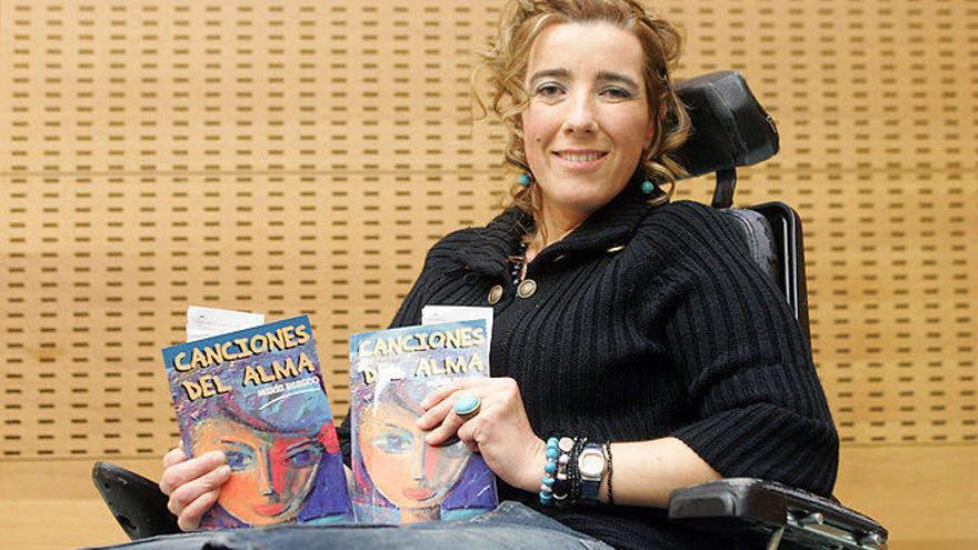 María Blasco posa con el libro que presentó ayer en Civican.
