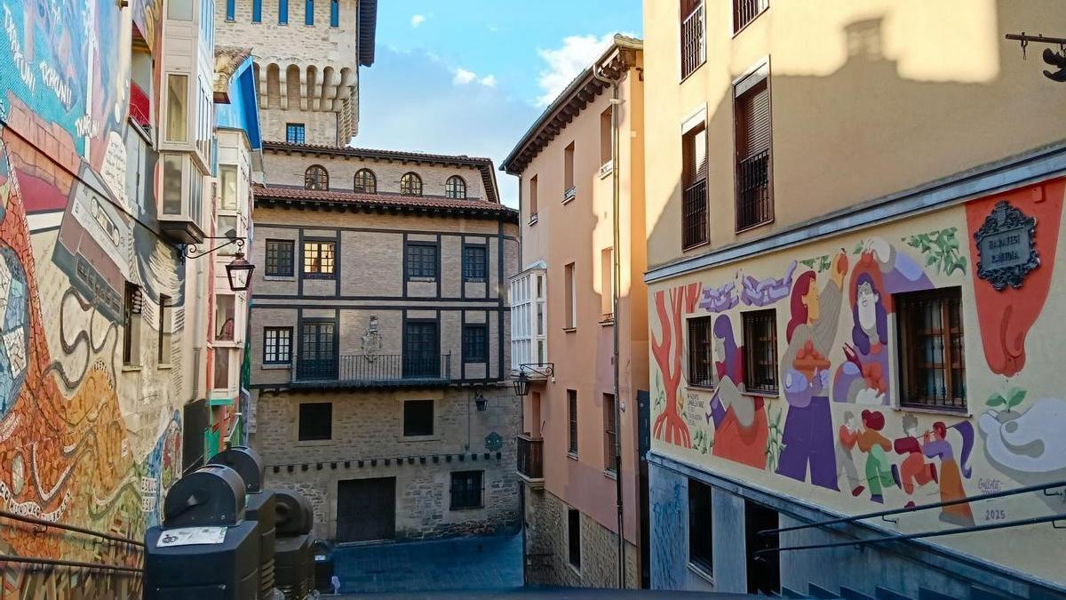 El Casco Viejo de Vitoria luce un nuevo mural, en este caso poniendo en valor el papel del Trabajo Social