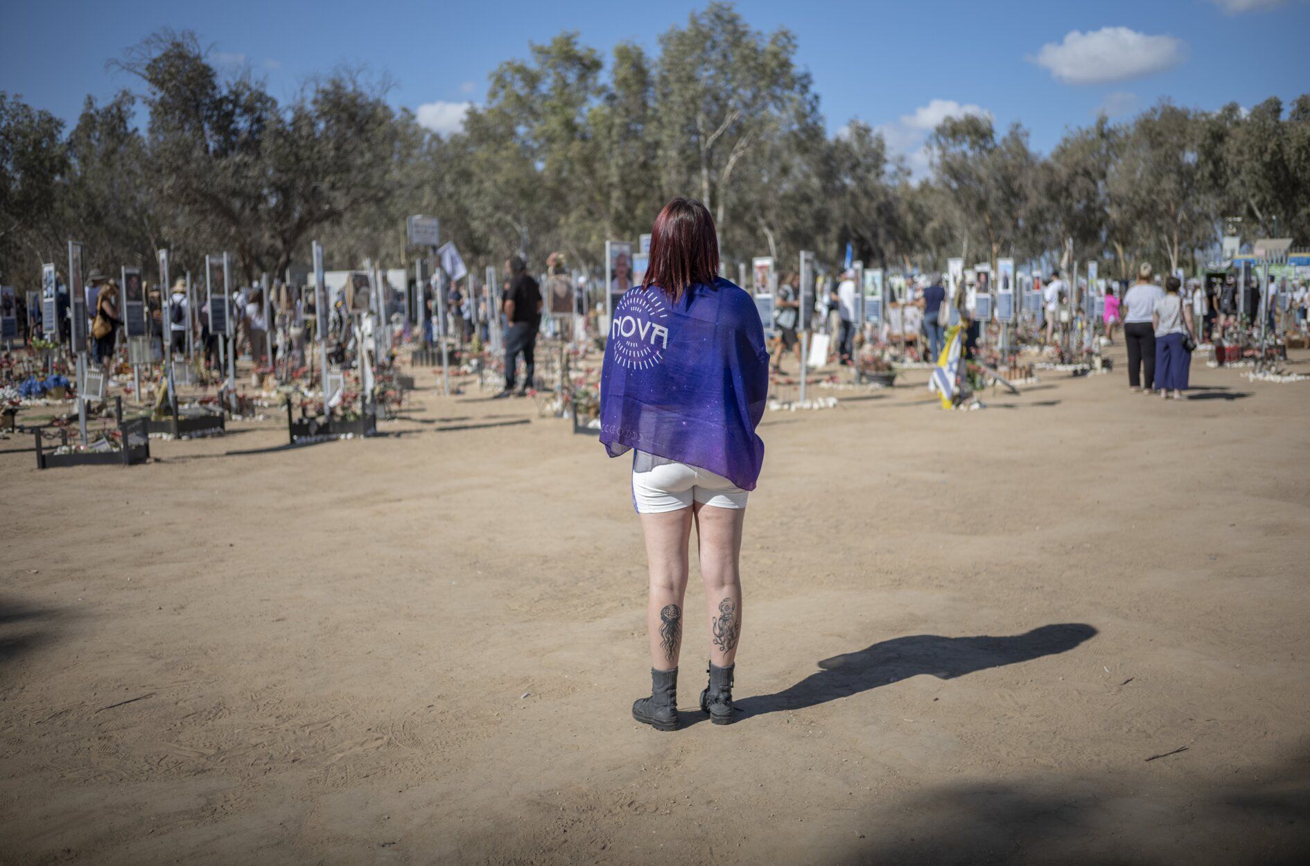Familias israelíes visitan los monumentos conmemorativos en el recinto del festival de música Nova