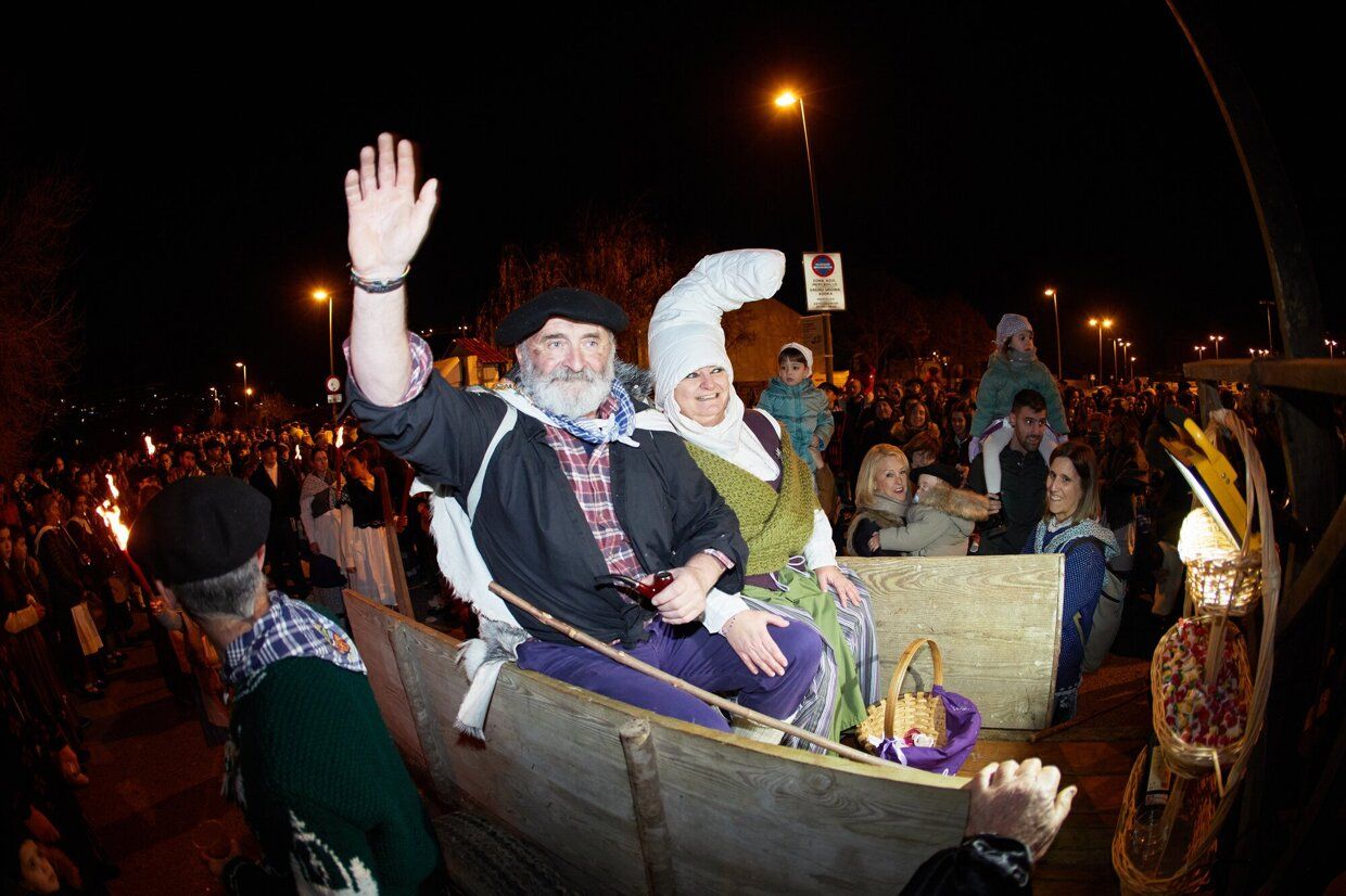 Burlada recibe a Olentzero y Mari Domingi