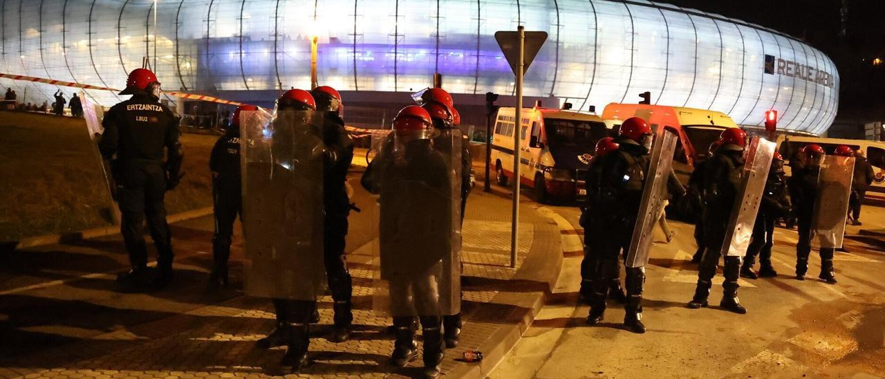 Uno de los vídeos que se encuentran en el juzgado con la patada de un agente de la Ertzaintza a Amaya Zabarte en la previa del Real Sociedad-PSG