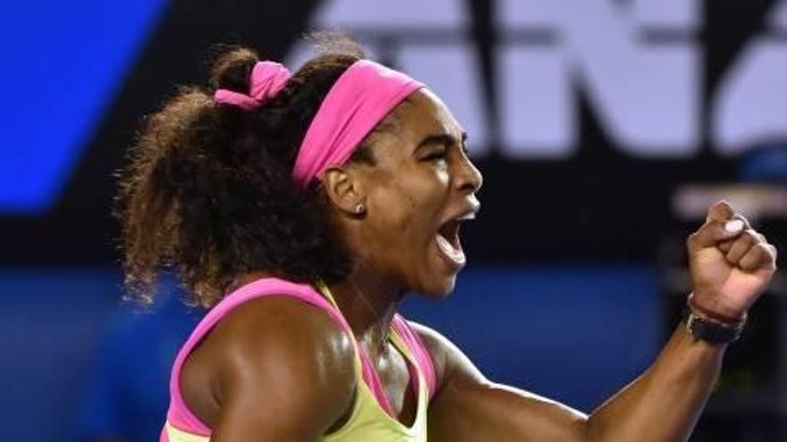 Serena Williams besa la Copa por sexta vez