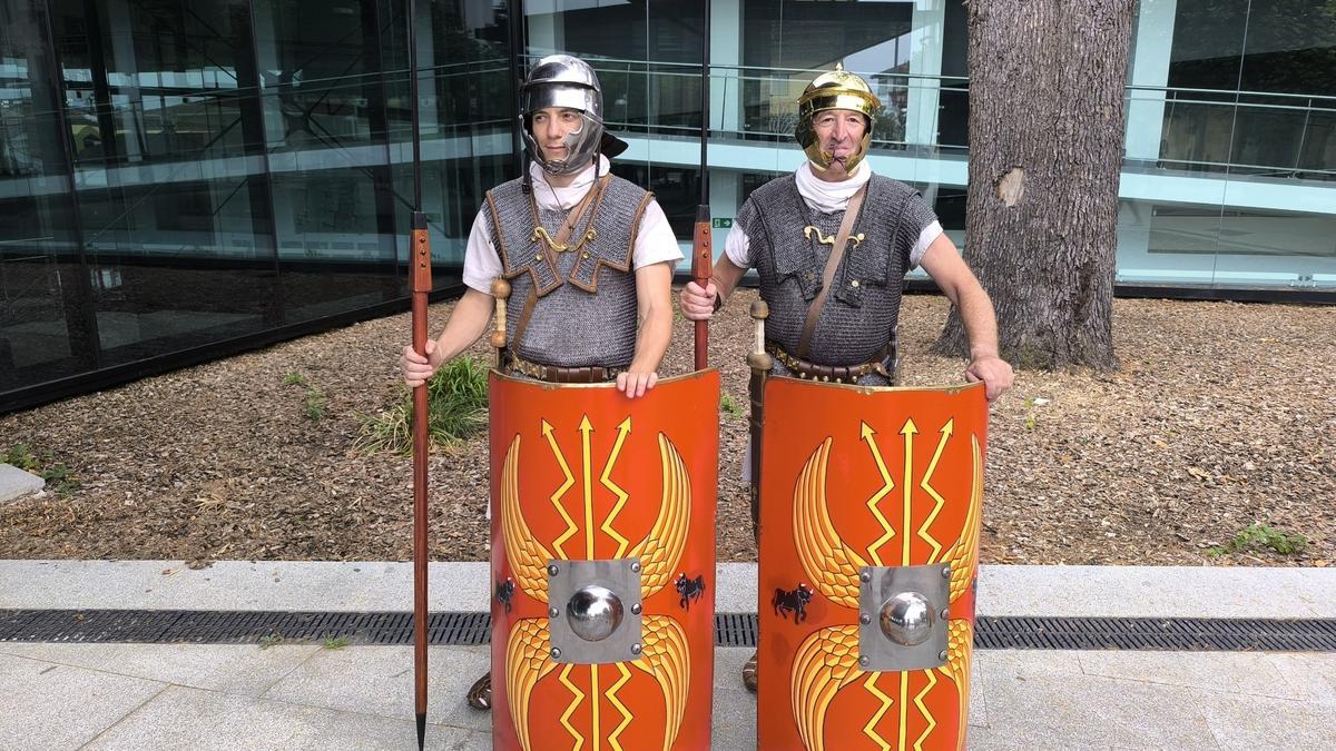 Dos soldados romanos delante del Museo Oiasso / Unai Macias Dos soldados romanos delante del Museo Oiasso / Unai Macias