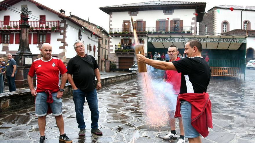 Lekaroz abre los paraguas en el inicio de sus fiestas de San Bartolomé