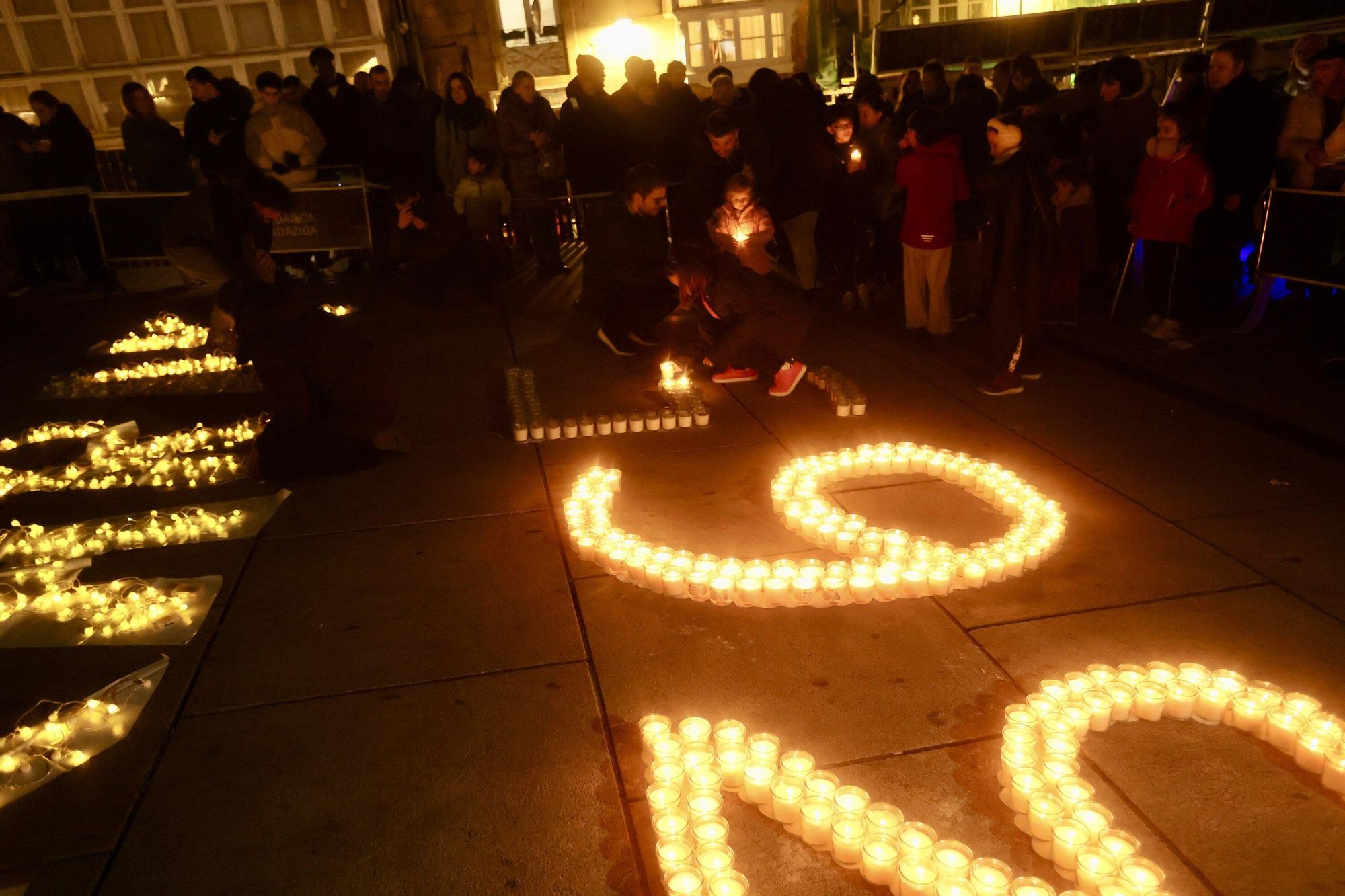 En imágenes: Encendido de 365 velas en la plaza de la Virgen Blanca para reivindicar el euskera