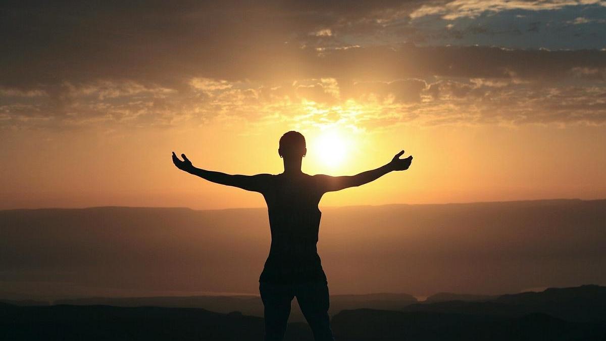 Imagen de recurso de una persona observando el horizonte
