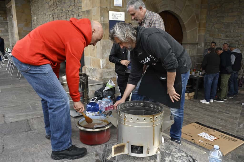 Las putxeras humean en Balmaseda en homenaje al tren de La Robla