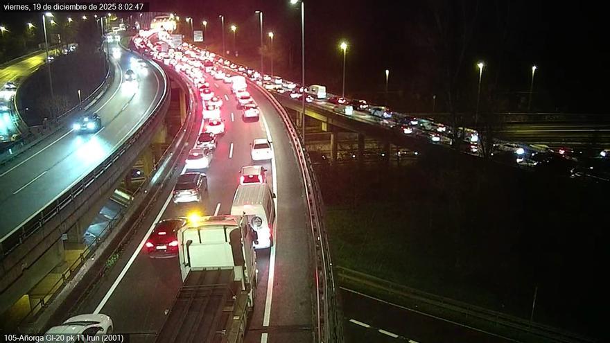 Un motorista herido en un accidente entre varios vehículos en la variante de Donostia