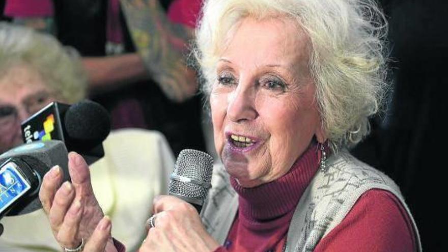 Estela de Carlotto, feliz al anunciar la noticia. Estela de Carlotto, feliz al anunciar la noticia.