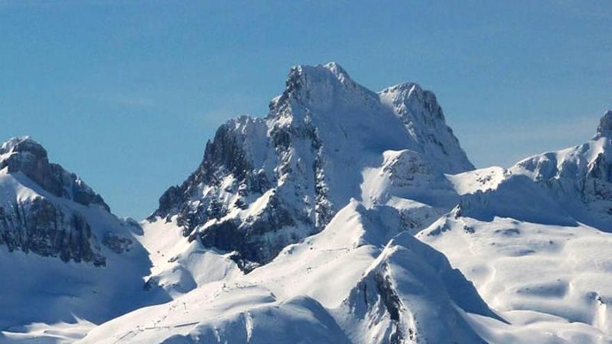 Doce horas bajo cero colgados a 2.600 metros