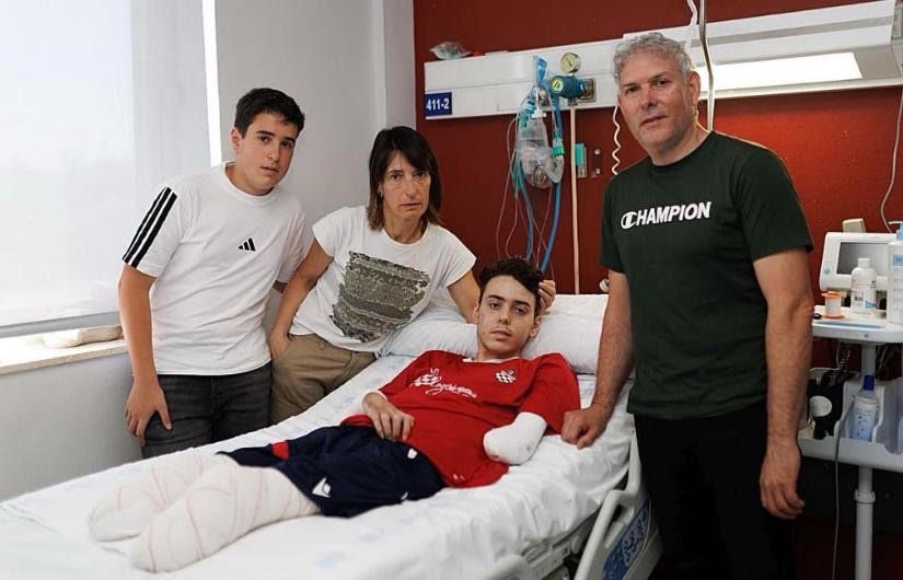 Gorka, en la cama del hospital junto a su hermano, Oier, su madre, Lurdes Mendiburu, y su padre, Joxi Goñi.