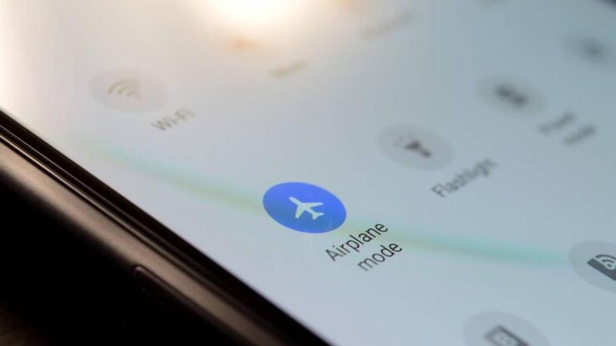 El modo avión tiene más usos de los que crees: cuándo sirve realmente