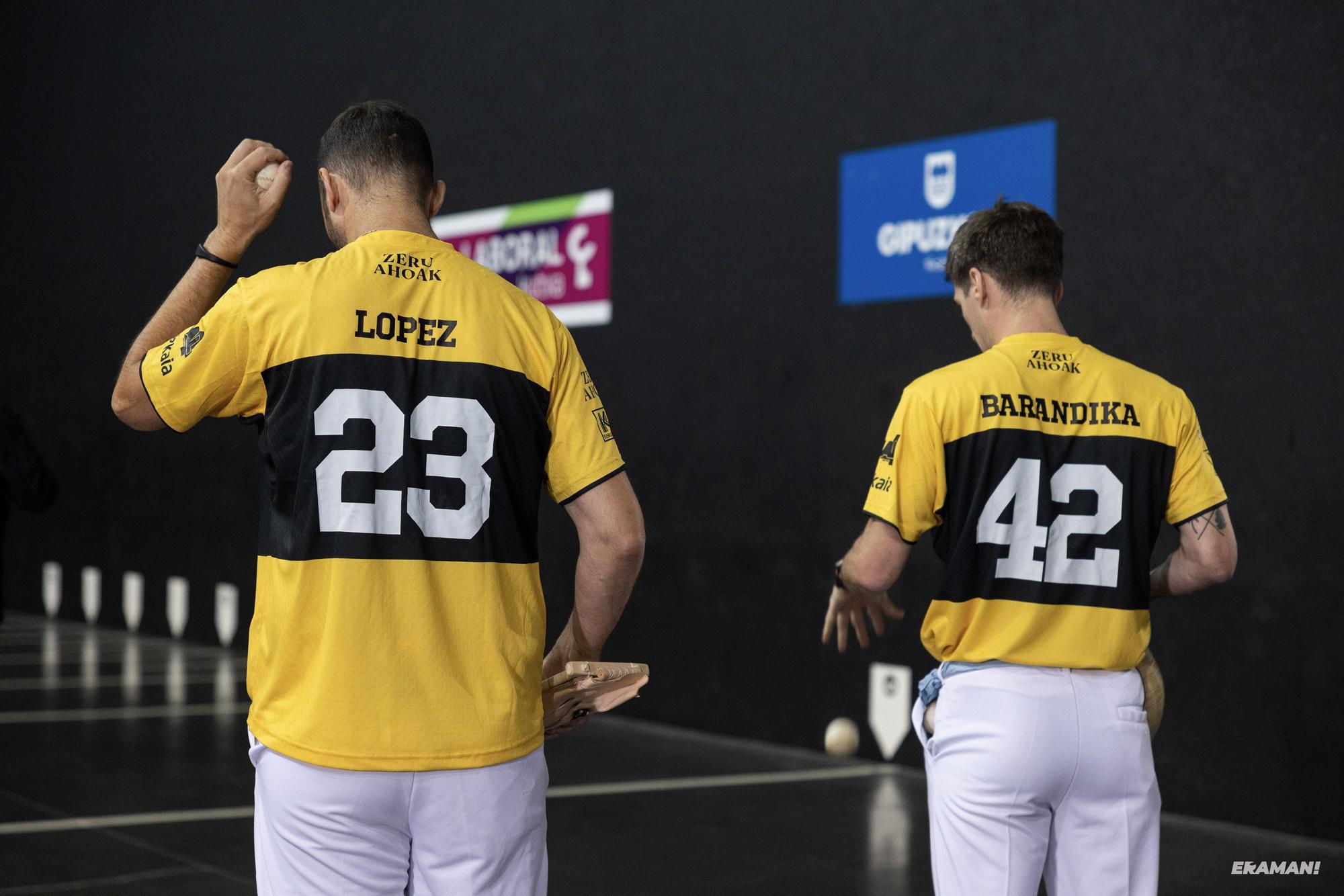 Barandika-López y Urreisti-Basque eligen material para la final de la Jai Alai League en el frontón Carmelo Balda de Donostia.