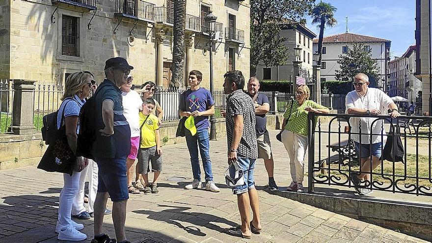 Jorge Gómez Balenziaga habla sobre la historia frente al palacio Horcasitas. 