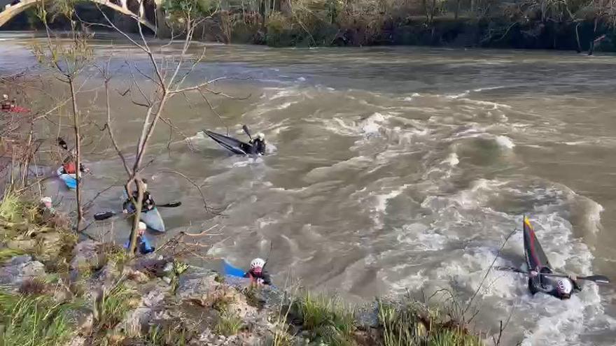 Entrenamiento de los piragüistas en el puente de Endarlatsa (Bidasoa)