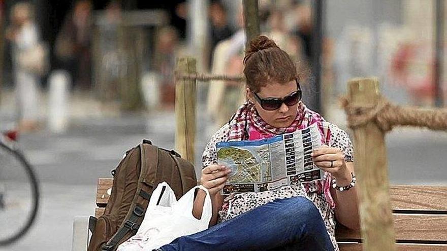 Turistak euskarara gerturatzeko hiztegi txikia kaleratu dute