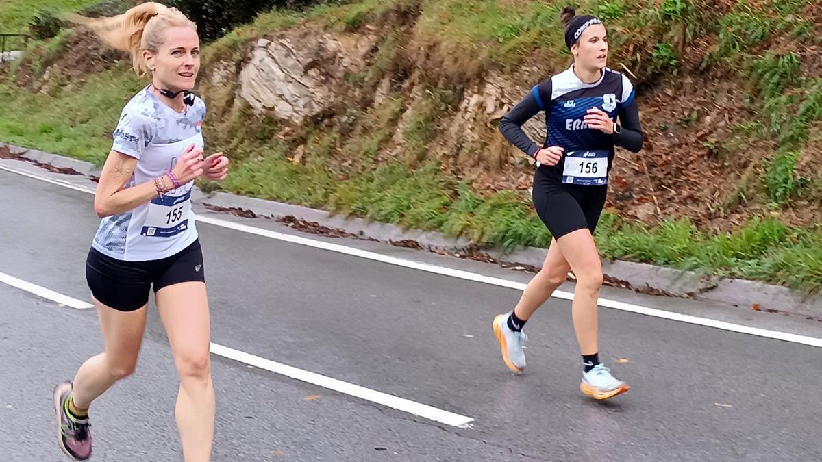 Ainara Mendiburu y Amaia Jorajuria corriendo en una prueba anterior