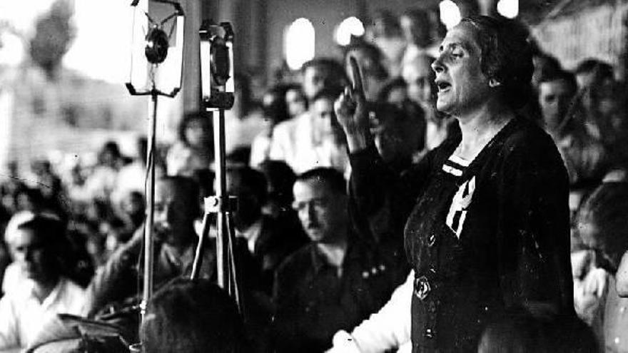 La histórica dirigente comunista Dolores Ibárruri, más conocida como ‘La Pasionaria’, en un discurso en Gallarta, su localidad natal.