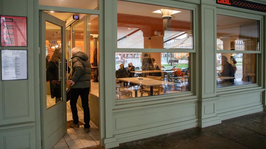 Cuatro de cada diez bares y cafeterías del Casco Viejo de Pamplona, con doble puerta