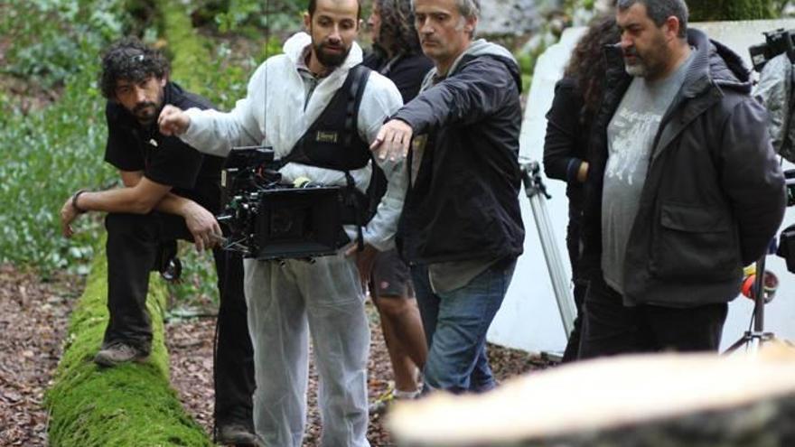Asier Altuna (c), director de cine, y Javier Agirre, director de fotografía, durante el rodaje de la película &#039;Amama&#039;.