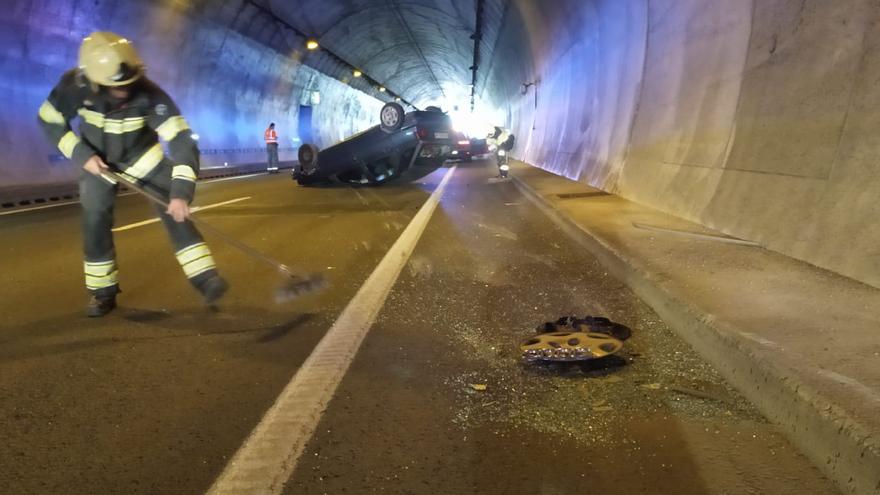 Vuelca con su coche en el interior del túnel de Ezkaba alcanzado por un conductor que ha dado positivo en drogas