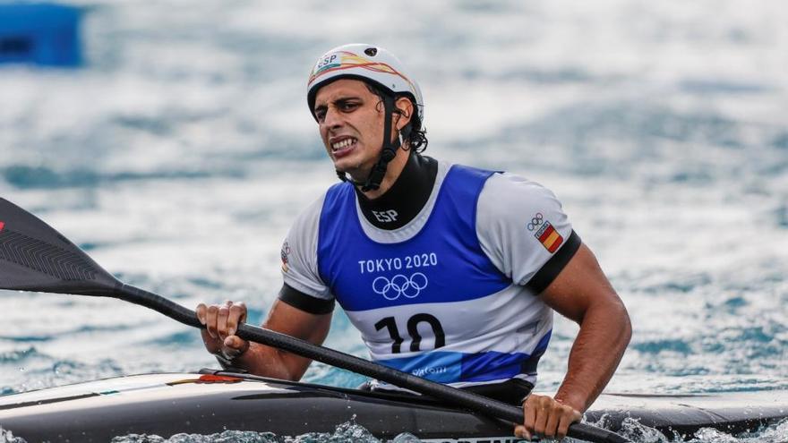 Llorente reacciona durante la final de kayak masculino de piragüismo en eslalon en los Juegos Olímpicos 2020.