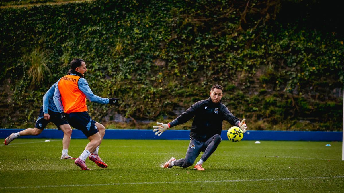 Mikel Oyarzabal supera a Alex Remiro en su salida en el entrenamiento de ayer.