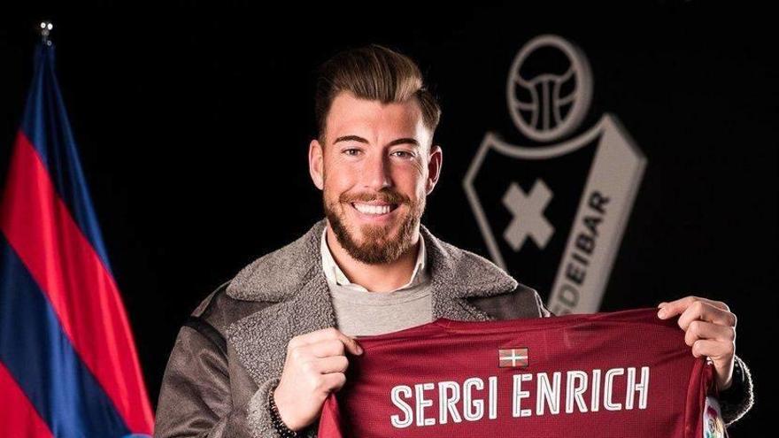 Sergi Enrich posa con una camiseta con la cifra 2019.