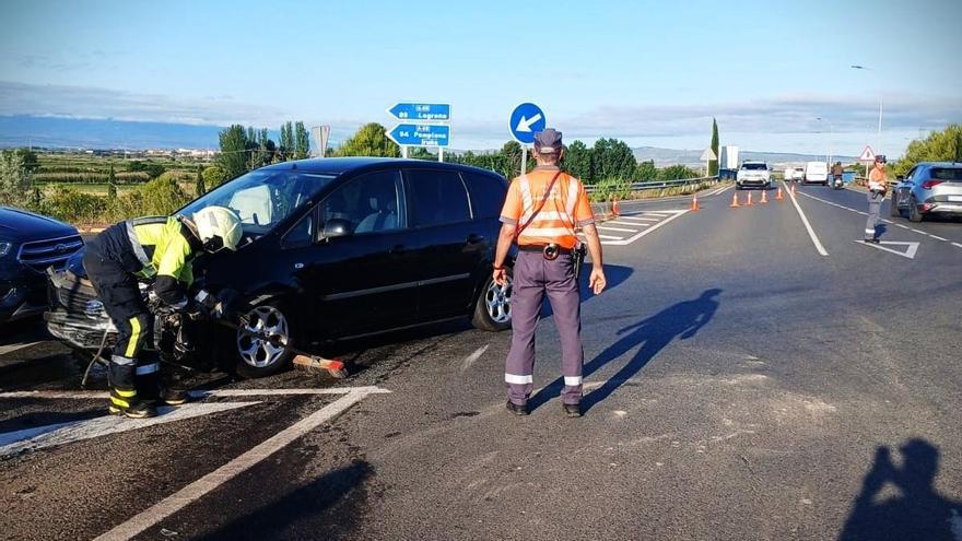 Dos heridos en una colisión entre dos vehículos en