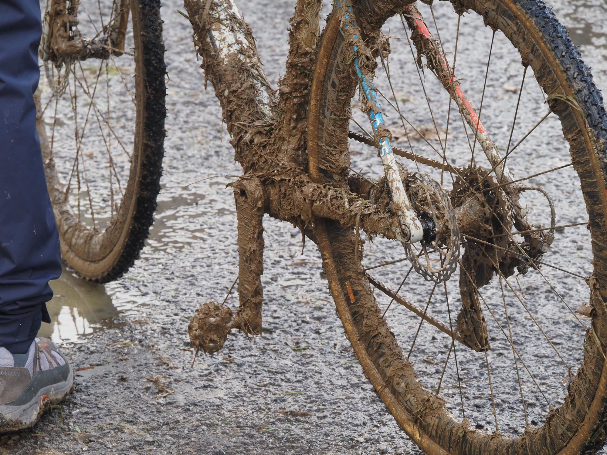 El barro se sumó al espectáculo de ciclocross en Elgoibar