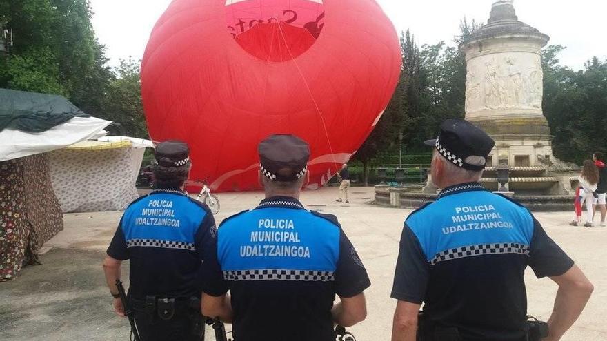 El globo aerostático tras el aterrizaje en el parque de La Taconera. El globo aerostático tras el aterrizaje en el parque de La Taconera.