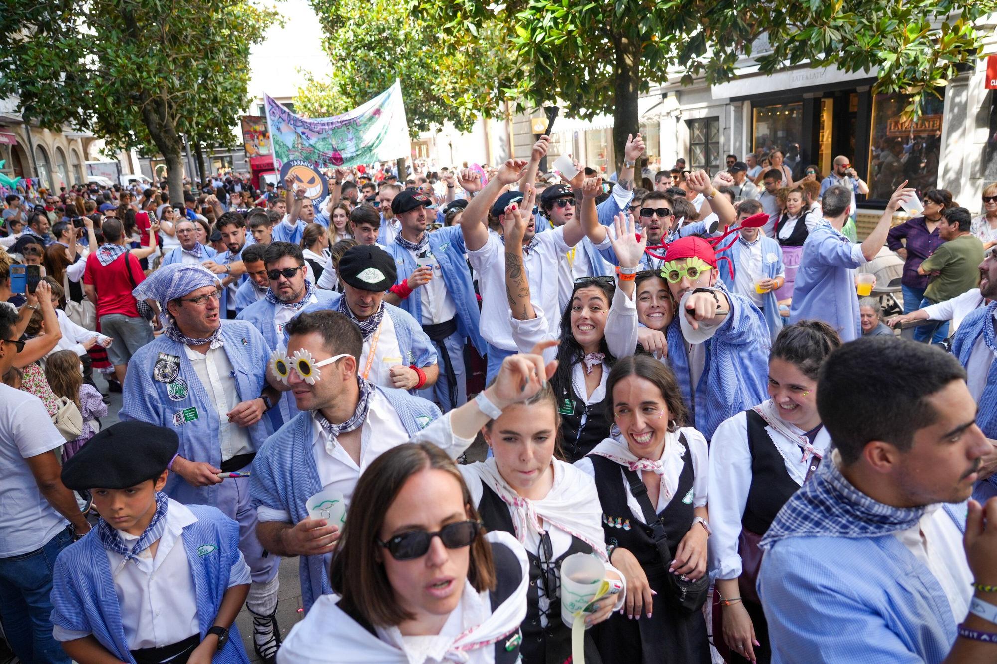En imágenes: Blusas y neskas desfilan en el primer paseíllo