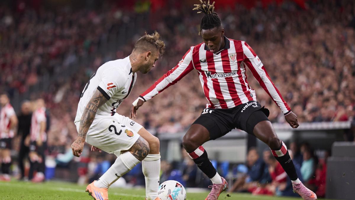 Pablo Maffeo del RCD Mallorca compite por el balón con Nico Williams del Athletic Club.