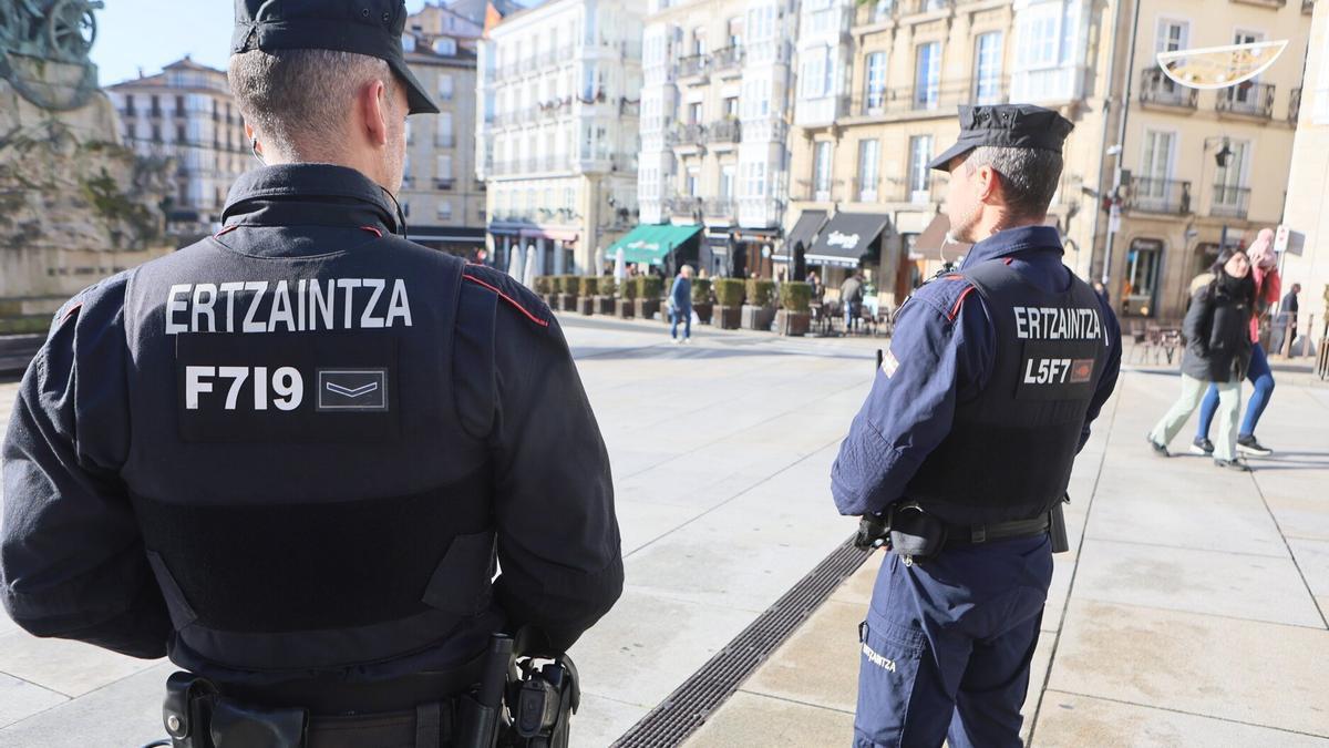 Dos agentes de la Policía autonómica en el centro de Vitoria.
