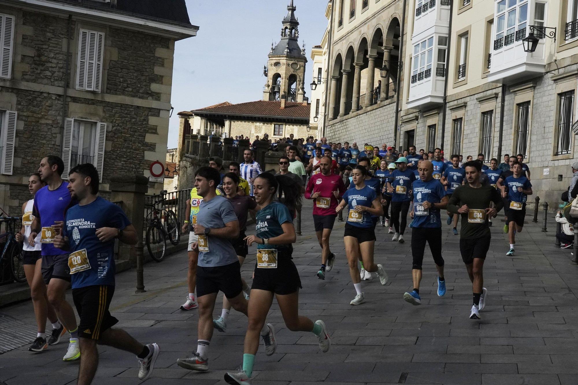 En imágenes: Miles de personas conquistan la Almendra de Gasteiz