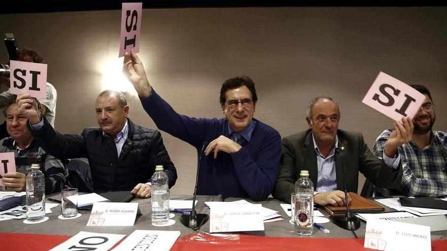 El presidente de la Junta Gestora de Osasuna, Javier Zabaleta, durante la votación.