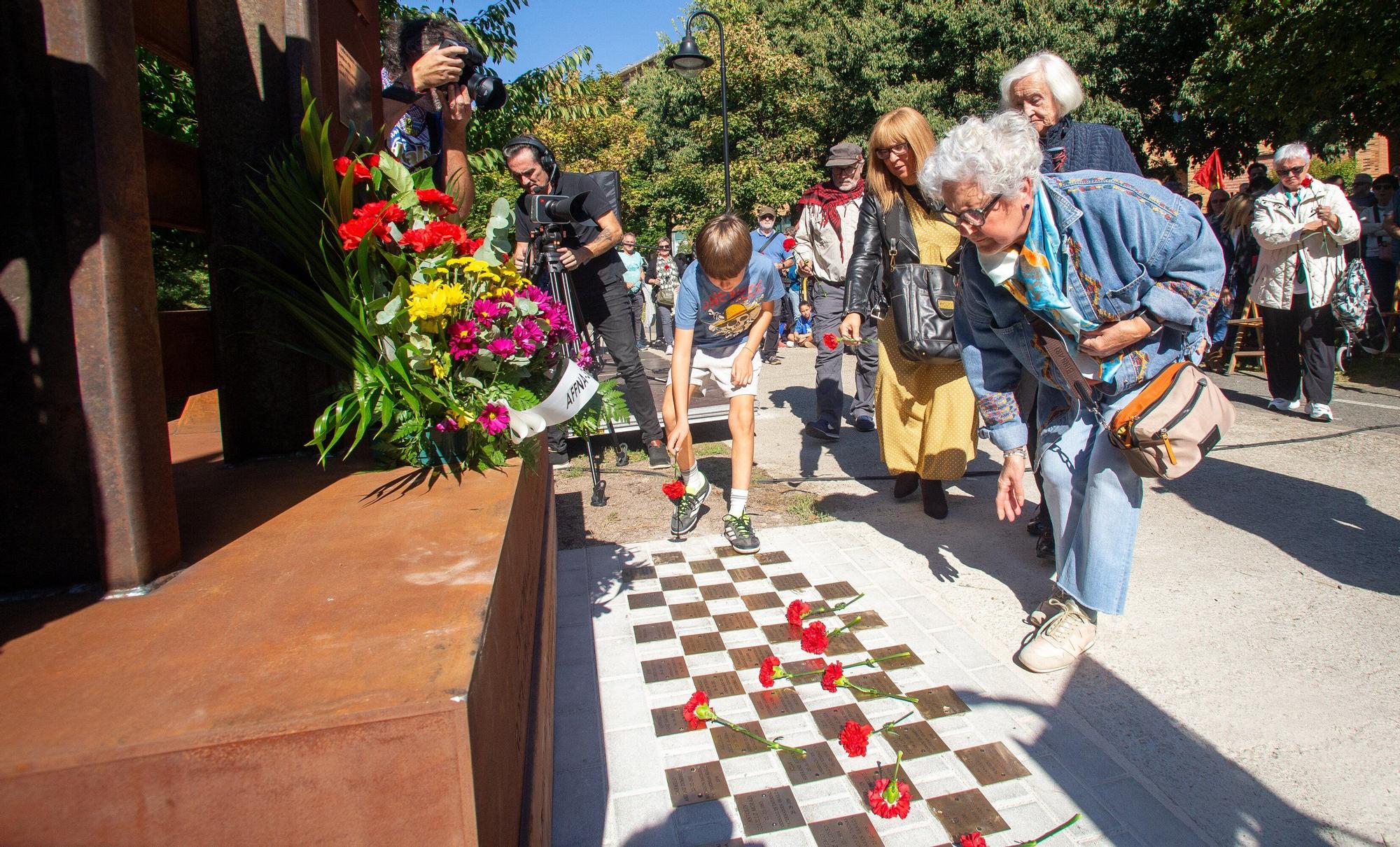 Inauguración del monumento en homenaje a las víctimas de la represión franquista en la Rochapea