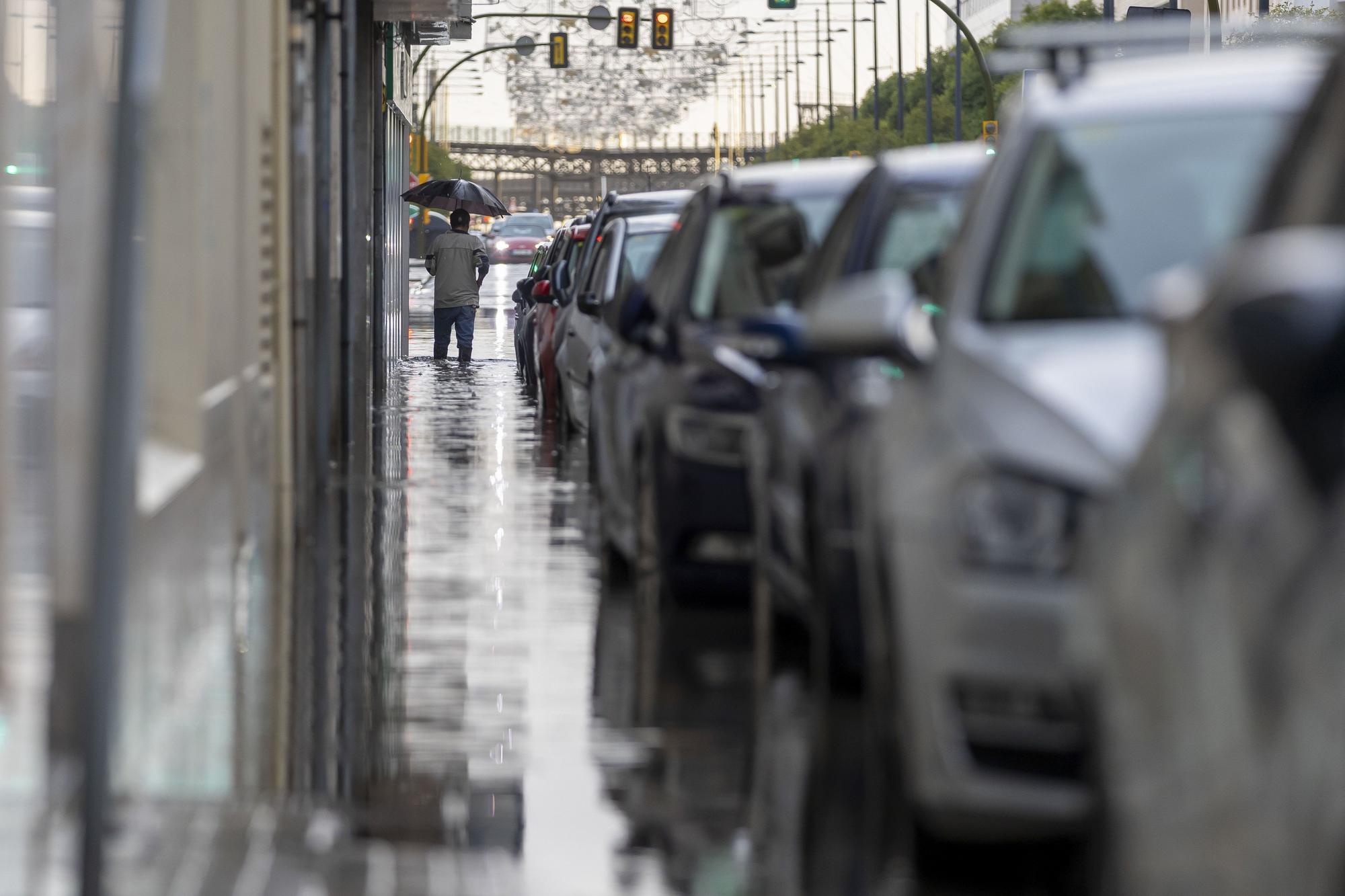 En imágenes: Andalucía supera las 900 incidencias por la borrasca 'Claudia', con la anegación de la estación de autobuses de Huelva