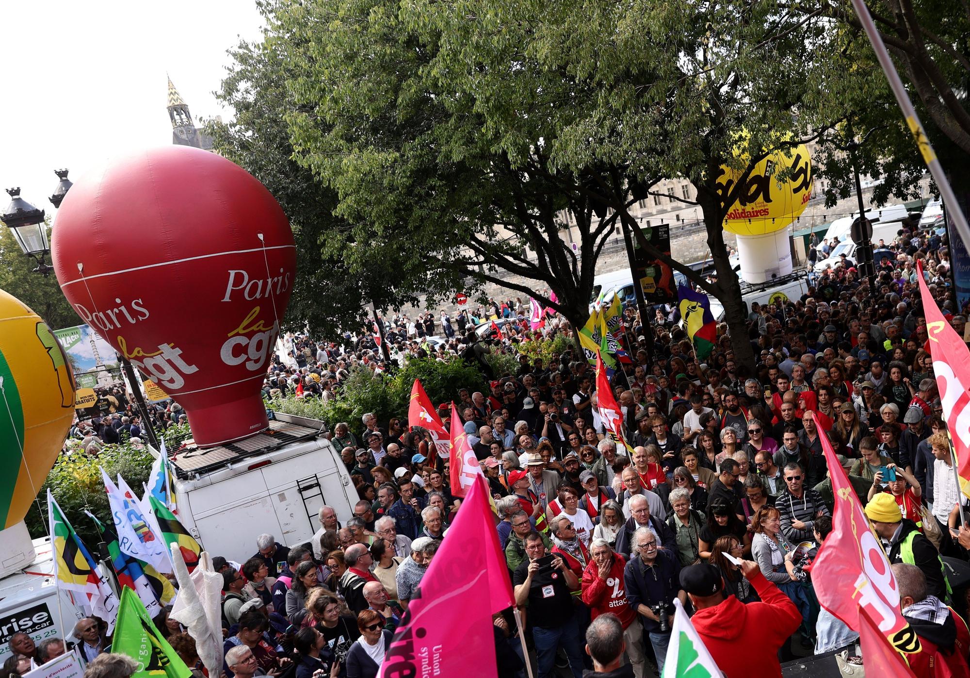 Casi 300 detenidos en una jornada de movilizaciones y bloqueos en Francia