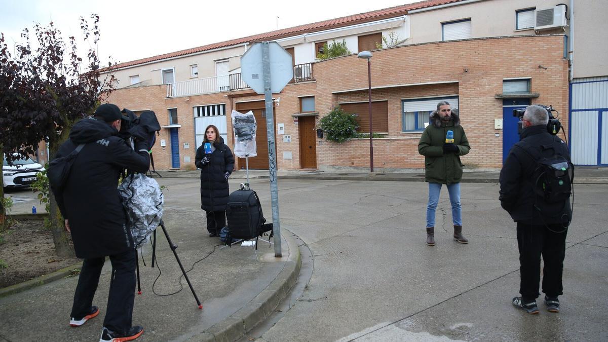 Dos periodistas realizan las crónicas para su programa frente a la vivienda de Cerdán.
