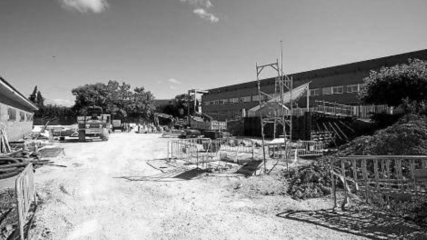 El frontón-pista de baloncesto se está construyendo a la dcha de la imagen.